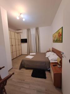 a bedroom with a bed and a desk in it at Rome Apartment D'Amata in Ciampino