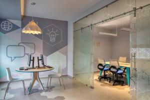 a conference room with a table and chairs at One Tapachula in Tapachula