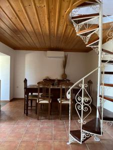 uma sala de jantar com uma mesa e um tecto de madeira em Villa Pigadi em Megali Ammos