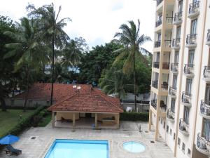 uma vista aérea de um edifício e de uma piscina em Bamburi Beach Homes em Bamburi