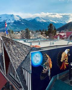 een muurschildering aan de zijkant van een gebouw met een frisbee bij Astoria Hotel in Jasper