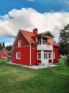 a red house with a red roof at Haus Vitsippan in Mariannelund