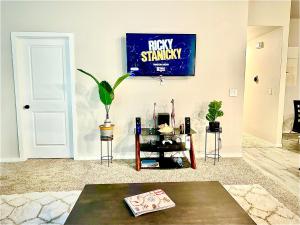 TV at/o entertainment center sa 3bed/2bath cozy spacious place