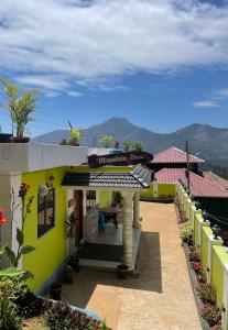 ein Haus mit Bergblick in der Unterkunft Mountain cheers munnar in Munnar