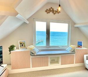 um assento de janela num quarto com vista para o oceano em Pier View Retreat - Close to Beach - Sea Views With Parking em Bournemouth