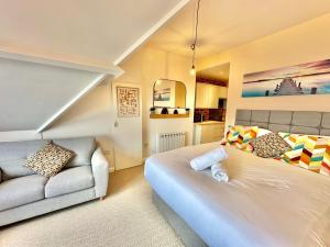 uma sala de estar com uma cama e um sofá em Pier View Retreat - Close to Beach - Sea Views With Parking em Bournemouth