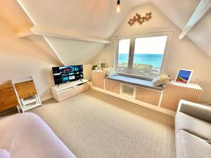 uma sala de estar com uma grande janela e uma televisão em Pier View Retreat - Close to Beach - Sea Views With Parking em Bournemouth