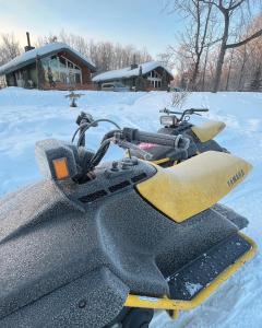 una motoslitta è parcheggiata nella neve di Chill Village a Biei