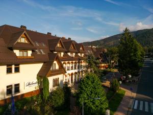 una vista aerea di un edificio in una città di Hotel Belvedere Resort&SPA a Zakopane