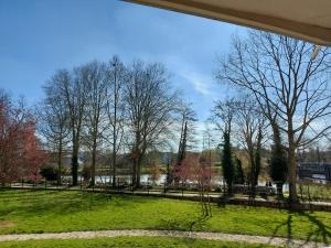 Elle offre une vue sur un parc arboré et verdoyant. dans l'établissement Appartement Rennes stade parking gratuit, à Rennes