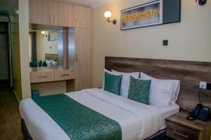 Cama ou camas em um quarto em The Kolel Hotel and Suites