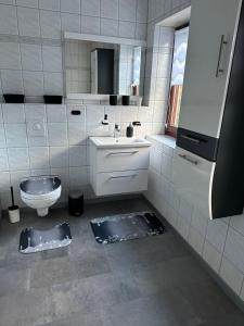 A bathroom at Zum Käutzchen 120qm Ferienhaus