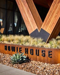 un edificio con un cartello che legge "lounge house" di Bowie House, Auberge Resorts Collection a Fort Worth