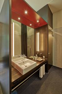 Tempat tidur dalam kamar di Sorell Hotel Rigiblick - Studios & Spa Suites