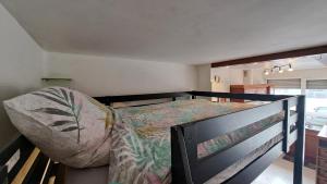 Krevet ili kreveti u jedinici u okviru objekta Studio cosy 33 m² limite Lyon. Parking privatif.