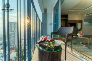 d'un balcon avec une table et une chaise. dans l'établissement Moonlight Bay Panorama Condotel Ocean View, à Nha Trang