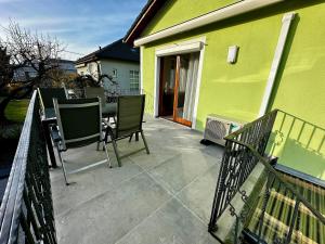 une terrasse avec des chaises et une table sur une maison dans l'établissement AJO Vienna Ambassador Family House with Free Parking, à Vienne