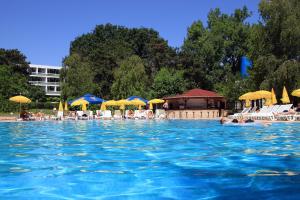 A piscina localizada em Hotel 2D Resort and Spa ou nos arredores