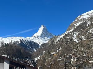 widok na górę Matterhorn z budynku w obiekcie Hotel Bristol w mieście Zermatt