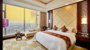 เตียงในห้องที่ Soluxe Hotel Guangzhou