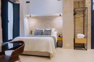 Giường trong phòng chung tại Luxurious studio with Jacuzzi in Casa Pilatos