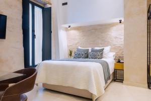 Giường trong phòng chung tại Luxurious studio with Jacuzzi in Casa Pilatos