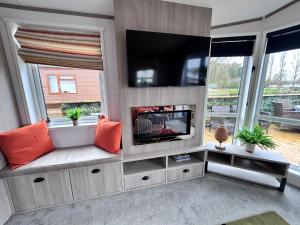 TV i/ili multimedijalni sistem u objektu Serenity Lodge, Tallington Lakes Leisure Park, Stamford