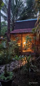 Taman di luar Villas Light House - Eco-Traditional Joglo