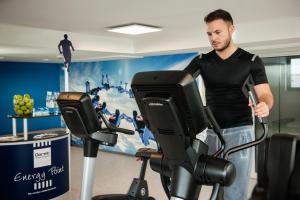 Essential by Dorint Stuttgart/Airport tesisinde fitness merkezi ve/veya fitness olanakları