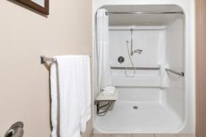 y baño blanco con ducha y bañera. en Bass Pro Shops Angler's Lodge, en Springfield