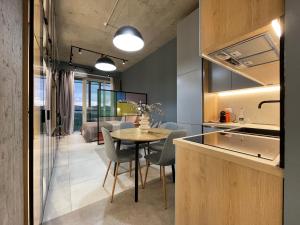 Dapur atau dapur kecil di Ambassador Skyline Apartments