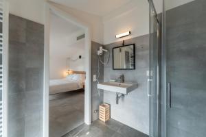 y baño con lavabo y ducha. en Villa Patria B&B, en Brusino Arsizio