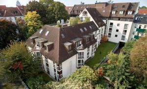 une vue aérienne sur une maison avec un toit dans l'établissement Balance Hotel Leipzig Alte Messe, à Leipzig