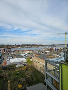 vistas a una ciudad con río y edificios en Ferienwohnung im Dachgeschoss mit Aufzug, en Rostock