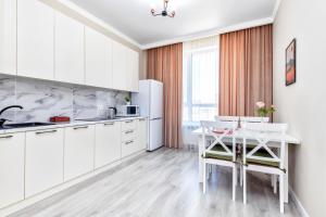 Virtuve vai virtuves zona naktsmītnē Grand Turan Business One-Room Apartments