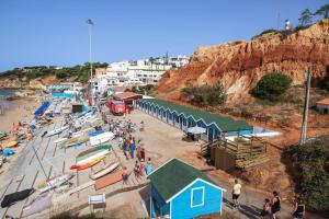 een groep mensen die rond een strand met gebouwen staan bij Apartamentos Atlantico by OA in Albufeira