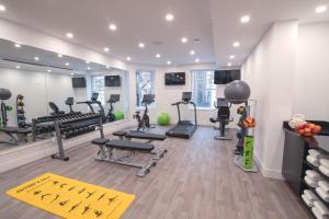 een fitnessruimte met loopbanden en fitnessapparatuur in een kamer bij Hotel Belleclaire Central Park in New York