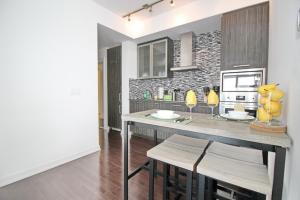 Dapur atau dapur kecil di Presidential 2+1BR Condo, Entertainment District (Downtown) w/ CN Tower View, Balcony, Pool & Hot Tub