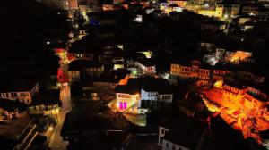 uitzicht op een stad 's nachts met verlichting bij 1800's in Gjirokastër