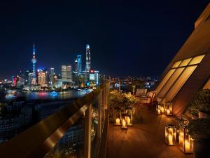 Blick auf die Skyline der Stadt in der Nacht in der Unterkunft The Shanghai EDITION in Shanghai