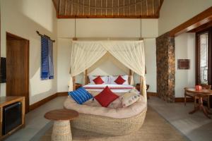 Tempat tidur dalam kamar di Kalandara Resort Lombok