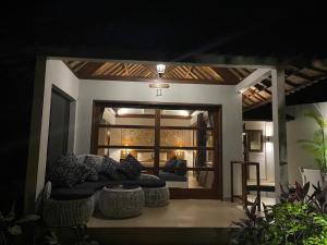 sala de estar con sofá frente a una ventana en Bali Santi Bungalows, en Candidasa