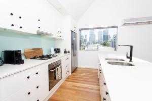 Una cocina o kitchenette en Sydney Penthouse