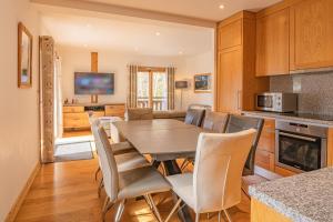 A kitchen or kitchenette at Grand Paradis- Modern 3 bedroom apartment with spectacular views