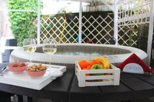 einen Tisch mit einem Tablett mit Obst und einem Glas Wein in der Unterkunft Circeii in San Felice Circeo