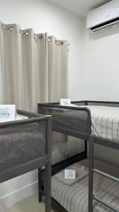 O zonă de relaxare la 104 Miami Shared Rooms for Women Central Comfortable, Affordable