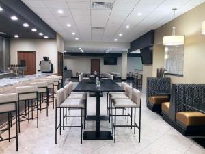 Area tempat duduk di DoubleTree by Hilton Madison Downtown