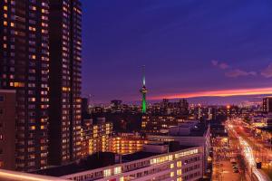 - une vue sur la ville la nuit avec un feu vert dans l'établissement DoubleTree by Hilton Rotterdam Centre, à Rotterdam