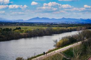 twee mensen die over een brug over een rivier lopen bij Rio Mar Studio reformado marzo 2024 in Empuriabrava