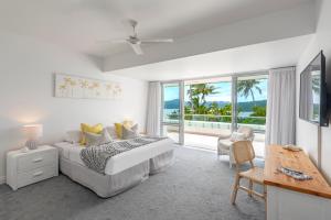 Schlafzimmer mit einem Bett und Meerblick in der Unterkunft Bella Vista East 4 Oceanview, Golf Buggy, Valet Service & Shared Pool in Hamilton Island